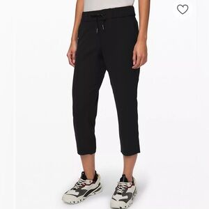 Lululemon Black On the Fly Mid Rise Cropped Pant